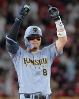 ８回、二塁打を放った佐藤輝（撮影・西田忠信）
