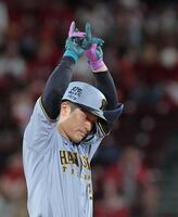 ８回、２点二塁打を放ちポーズを決める坂本（撮影・西田忠信）