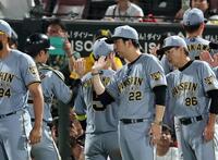広島に勝利しナインを迎える藤川監督（中央）＝撮影・山口登