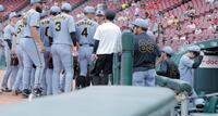試合前の円陣で選手に話をした藤川監督（右）＝撮影・西田忠信