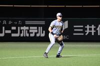 ７回、遊撃を守るディベイニー