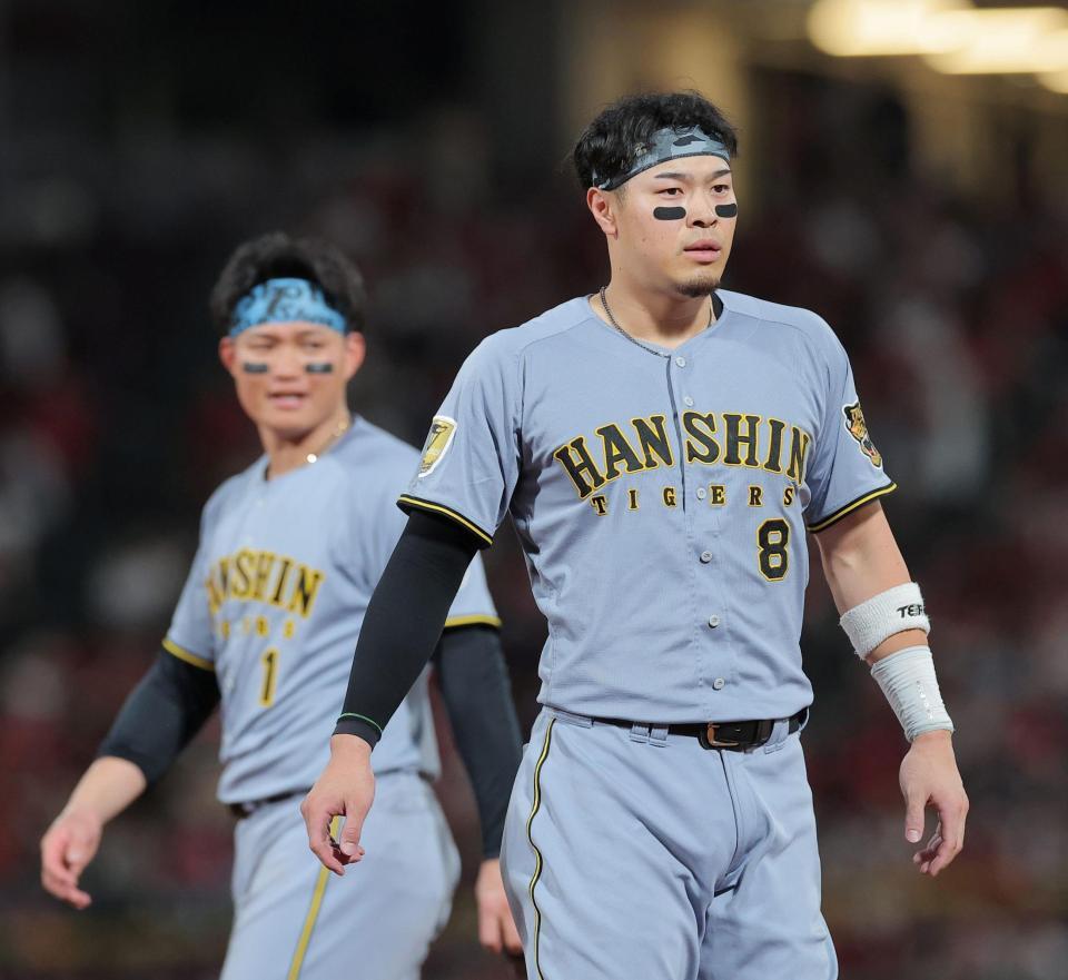 ８回、遊ゴロに倒れた佐藤輝。左は森下（撮影・西田忠信）