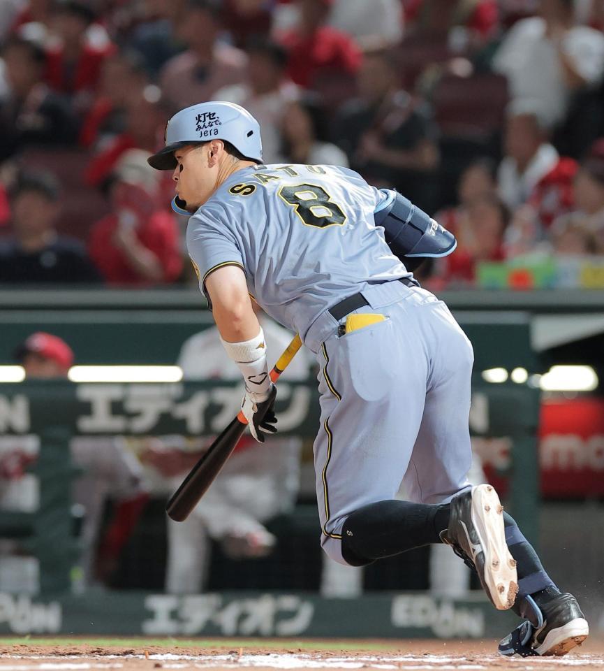 ８回、遊ゴロに倒れる佐藤輝（撮影・西田忠信）