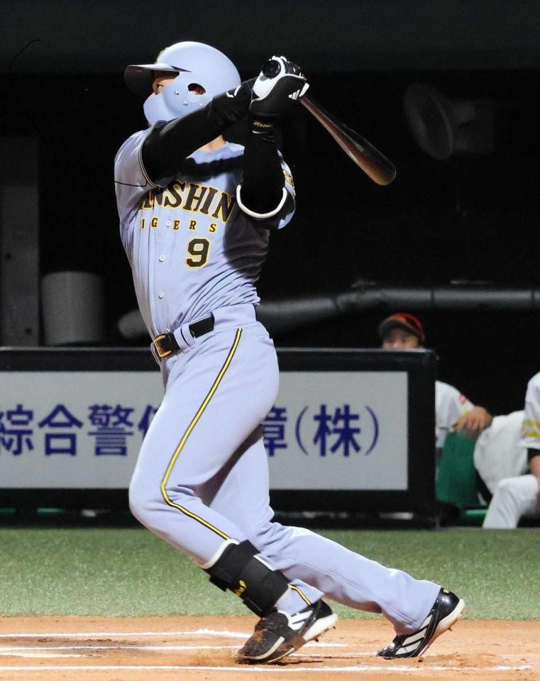 　６回、適時二塁打を放つ立石（撮影・藤丸紘生）