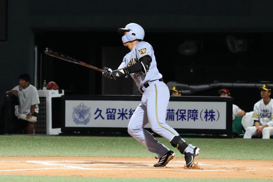 ６回、適時二塁打を放つ立石