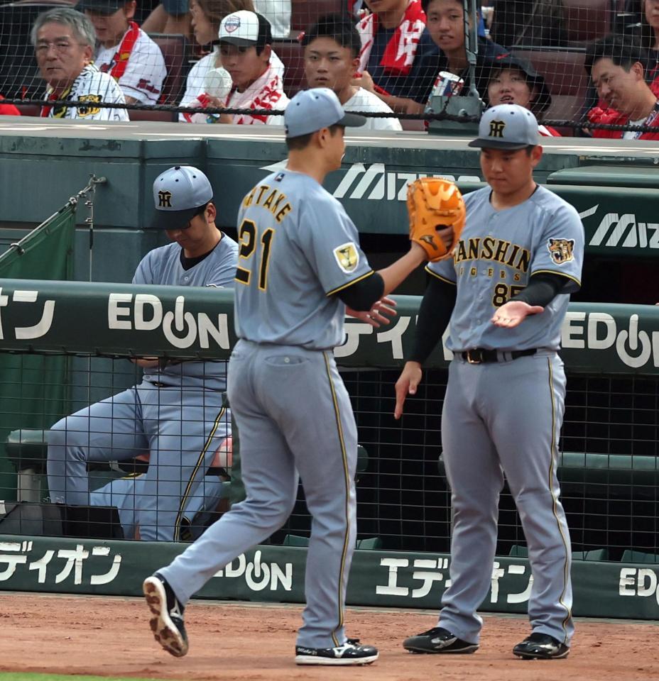 先発の阪神・大竹耕太郎が失点し、ベンチで腕組みをする阪神・藤川球児監督（左）＝マツダスタジアム（撮影・山口登）