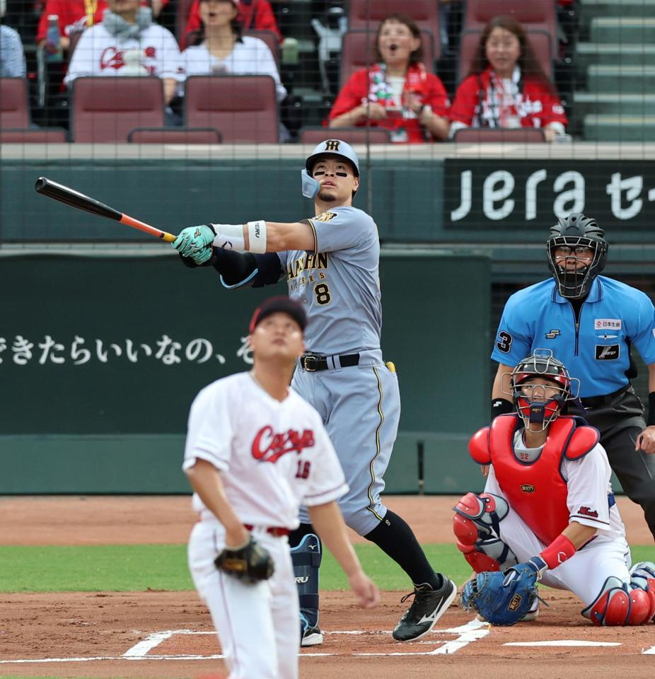 １回、中越えに先制２ランを放つ佐藤輝（投手・森、捕手・石原＝撮影・山口登