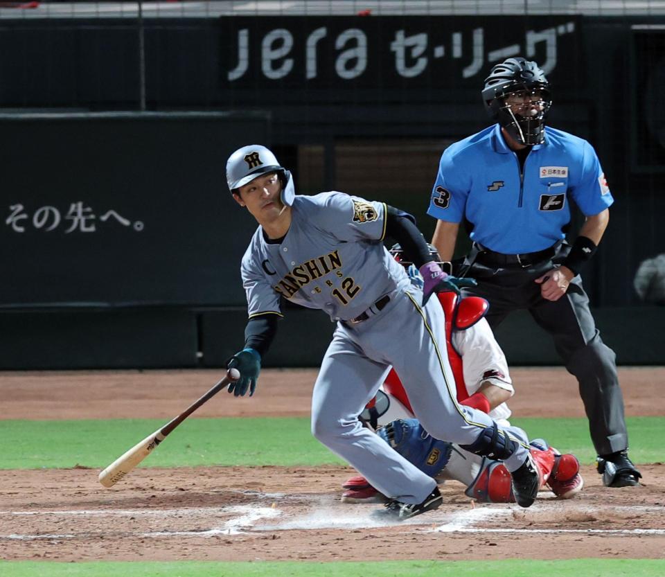 ８回、左翼線に適時二塁打を放つ坂本（撮影・山口登）