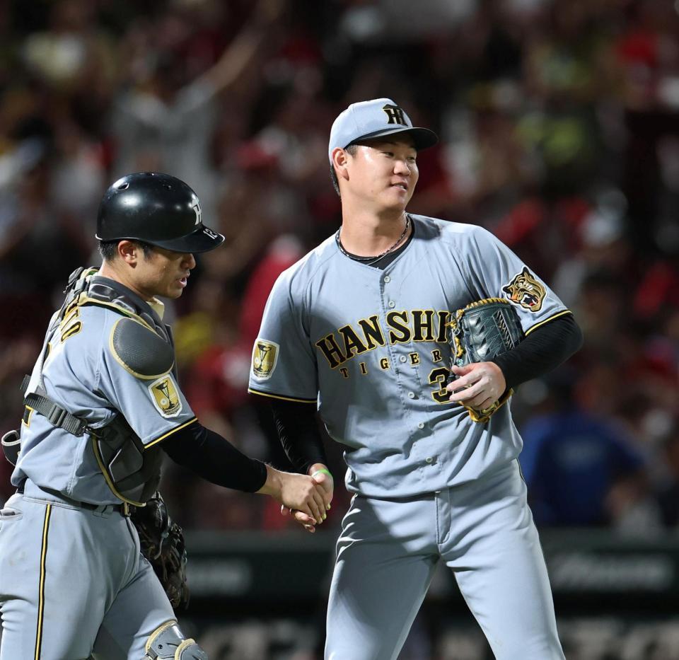 ９回、最後を締めた及川は坂本（左）と握手する（撮影・北村雅宏）