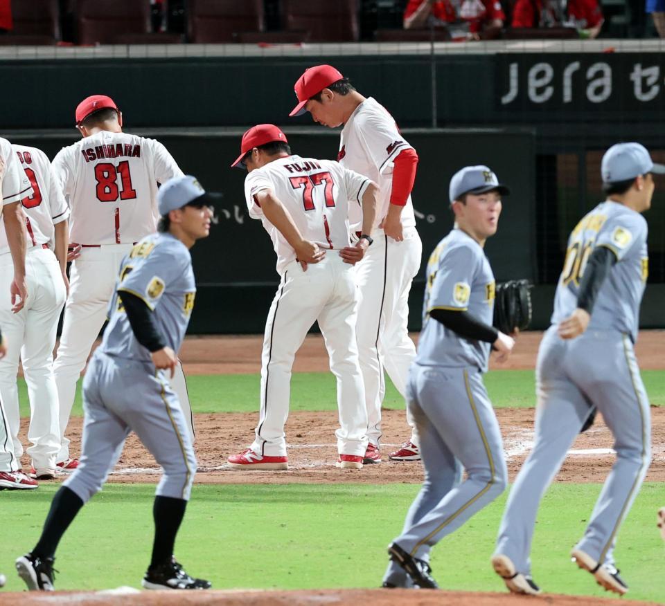 阪神に敗れ、ファンにあいさつで整列する新井監督（撮影・山口登）