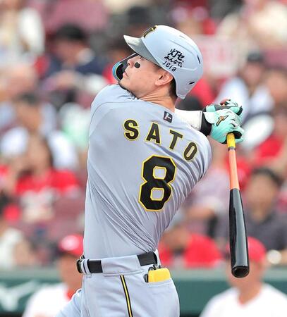 　１回、先制２ランを放つ佐藤輝（撮影・西田忠信）