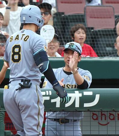 ２回、先制２ランを放った佐藤輝（８）を迎える藤川監督（撮影・北村雅宏）