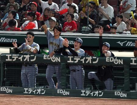７回、伏見の適時打に喜ぶ伊原（右端）ら阪神ナイン（撮影・山口登）