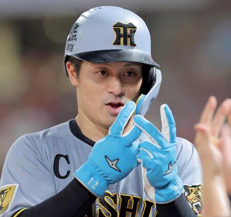 ７回、伏見の適時打で生還した坂本（撮影・西田忠信）