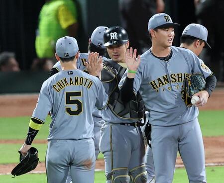 広島に勝利し、ナインとタッチする坂本（中央）＝撮影・山口登
