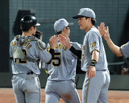広島に勝利し、坂本（左）とタッチする伏見（撮影・山口登）
