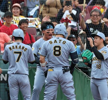１６日の広島戦の１回、先制２ランを放った佐藤輝（８）を迎える森下（中央左）＝撮影・北村雅宏