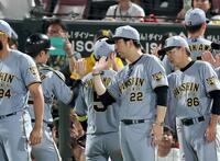 広島に勝利し、ナインを迎える藤川監督（中央）＝撮影・山口登