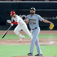 ７回、ドリスは秋山を遊ゴロに打ち取る