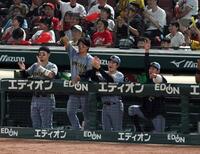 ７回、伏見の適時打に喜ぶ伊原（右端）ら阪神ナイン（撮影・山口登）