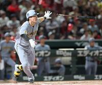 ７回、適時打を放つ代打・伏見