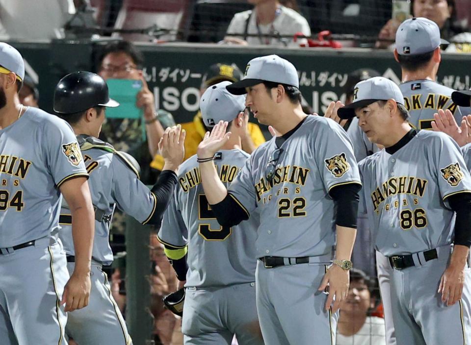 広島に勝利し、ナインを迎える藤川監督（中央）＝撮影・山口登