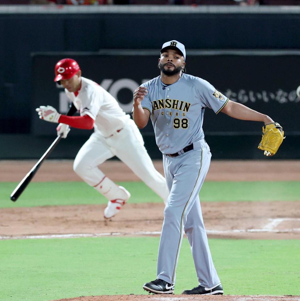 ７回、ドリスは秋山を遊ゴロに打ち取る