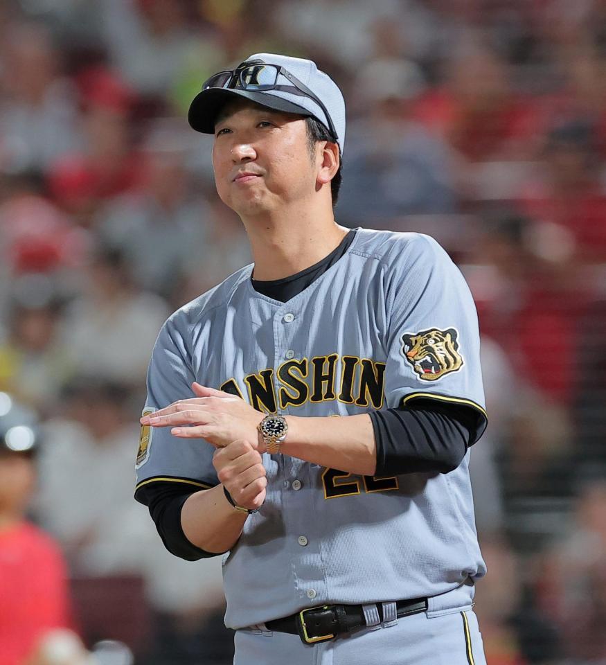 ６回、選手交代を告げる藤川監督（撮影・西田忠信）