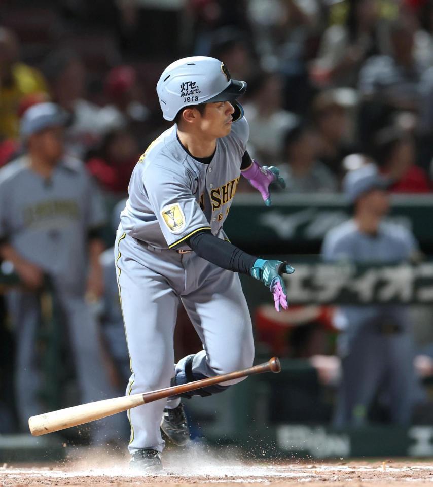 ８回、２点適時二塁打を放つ坂本（撮影・北村雅宏）