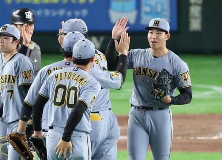 　１３日の巨人戦で最後を締めた工藤（右）