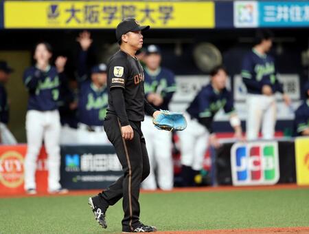 ６回、勝ち越しを許す村上（撮影・山口登）