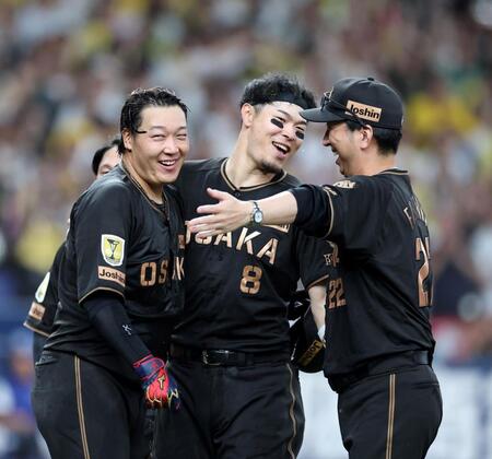 ９回、大山（左）と佐藤輝を祝福する藤川監督（撮影・山口登）