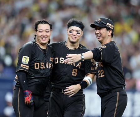 ９回、大山（左）と佐藤輝を祝福する藤川監督（撮影・山口登）