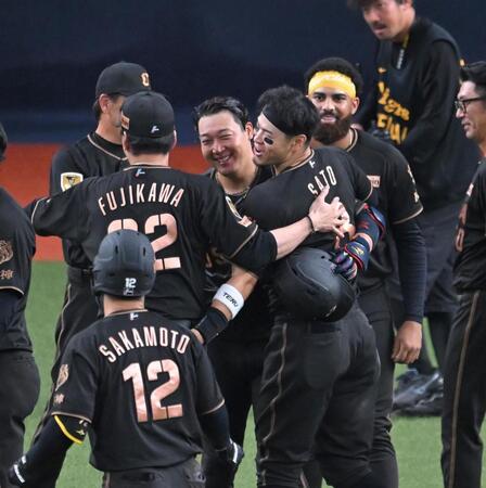 劇的な勝利に抱き合って喜ぶ大山、藤川監督、佐藤輝（撮影・飯室逸平）