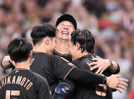 同点、サヨナラ弾を放った佐藤輝（左）と大山を抱き寄せて歓喜する藤川監督（撮影・田中太一）