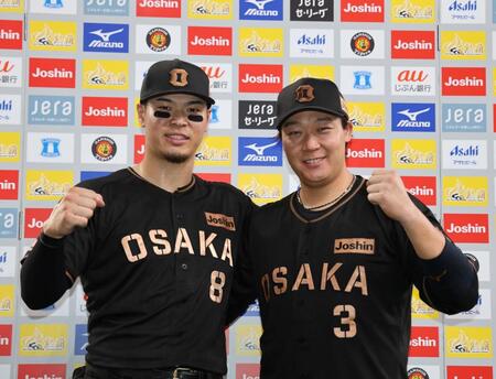 お立ち台でポーズを決める佐藤輝（左）と大山（撮影・山口登）
