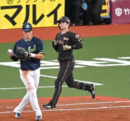 ３回、二ゴロに倒れる中野。この後、ベンチに下がった（撮影・飯室逸平）