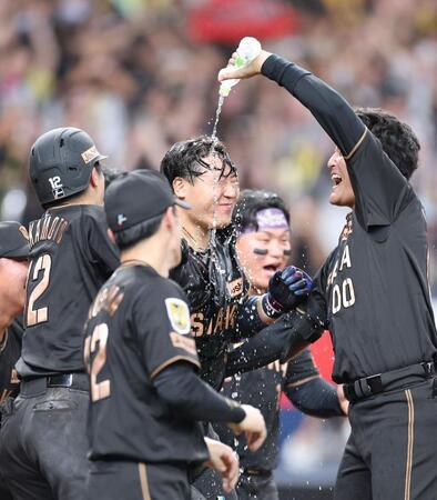９回、サヨナラソロを放ち手荒い祝福を受ける大山（撮影・山口登）