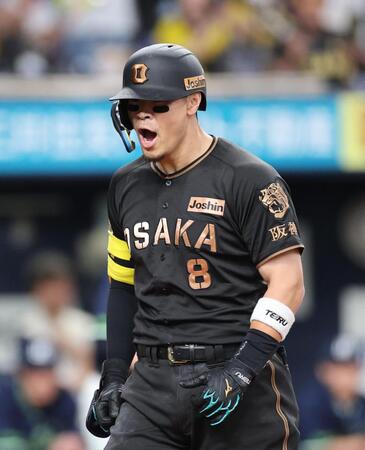 ９回、同点ソロを放ち生還する佐藤輝（撮影・山口登）