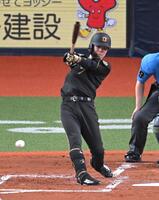 １回、右前打を放つ中野（撮影・飯室逸平）