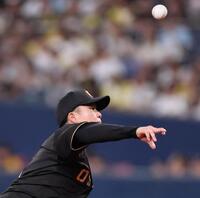 ２回、５８キロのスローボールを投げる村上（撮影・田中太一）