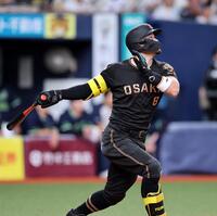 ９回、右中間にソロを放つ佐藤輝（撮影・山口登）