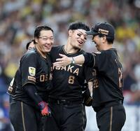 ９回、大山（左）と佐藤輝を祝福する藤川監督（撮影・山口登）