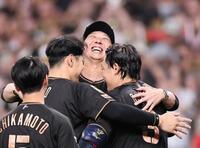 同点、サヨナラ弾を放った佐藤輝（左）と大山を抱き寄せて歓喜する藤川監督（撮影・田中太一）