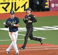 ３回、二ゴロに倒れる中野。この後、ベンチに下がった（撮影・飯室逸平）