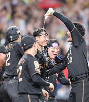 ９回、サヨナラソロを放ち手荒い祝福を受ける大山（撮影・山口登）
