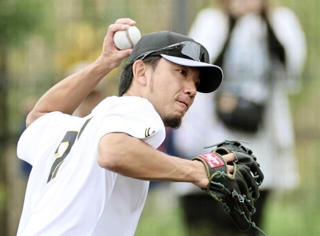 　ノックを受け送球する伊藤将（撮影・田中太一）