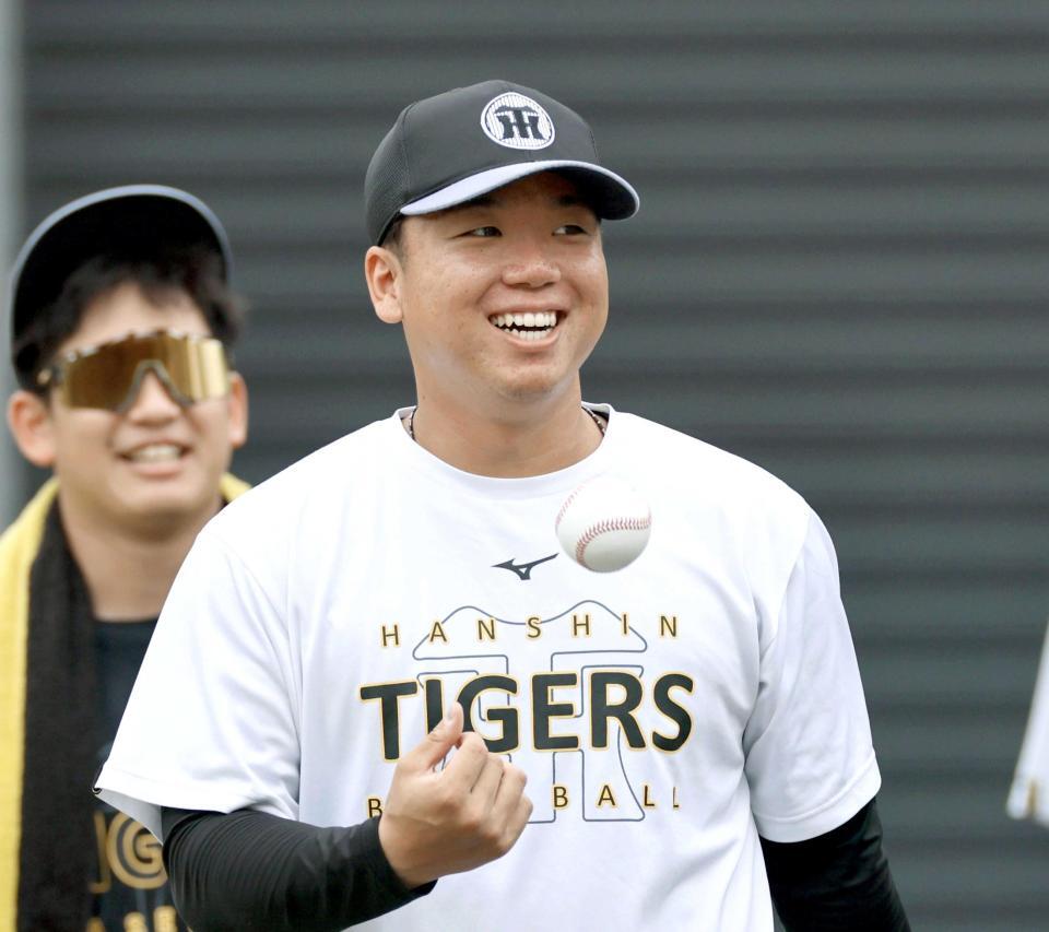 　練習前、笑顔を見せる村上（撮影・田中太一）