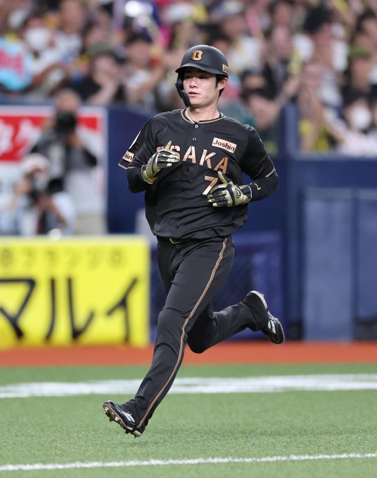 １回、中野は佐藤輝の右前適時打で生還する（撮影・山口登）