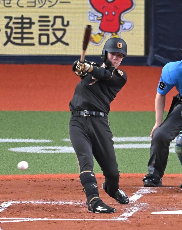 １回、右前打を放つ中野（撮影・飯室逸平）